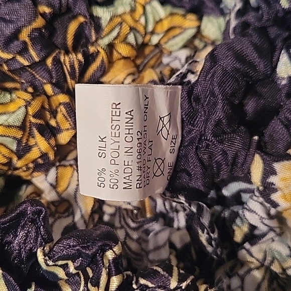 3/$30 RADIANCE 1990s Black Bubble Popcorn Scrunchie Floral Silk Blouse - Picture 7 of 8